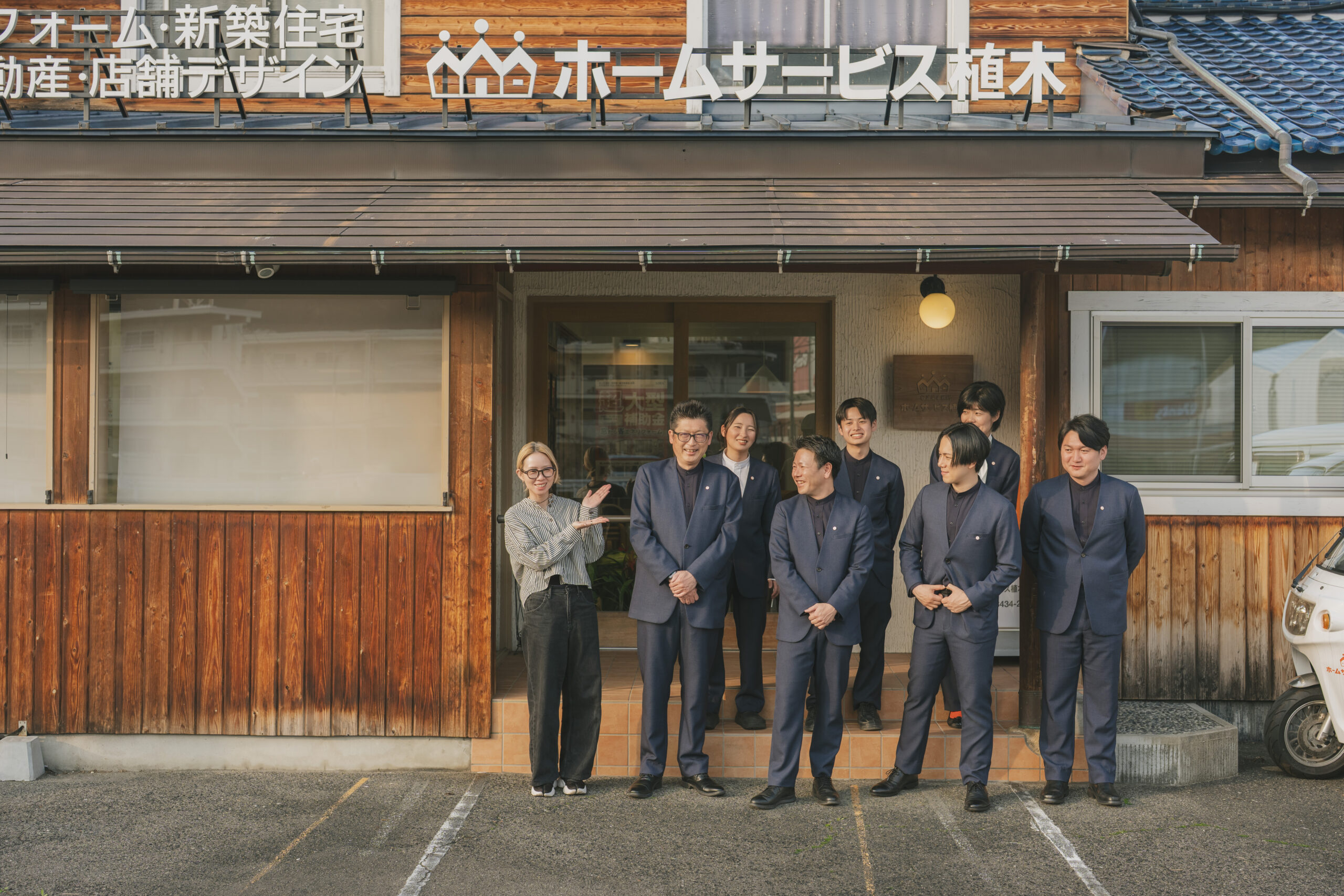 スタイリストとスタッフの集合写真