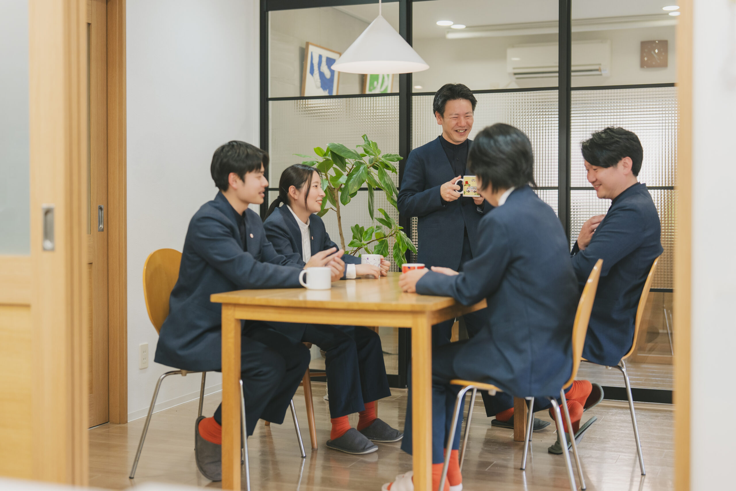 スタッフが自然に交流する仕事風景
