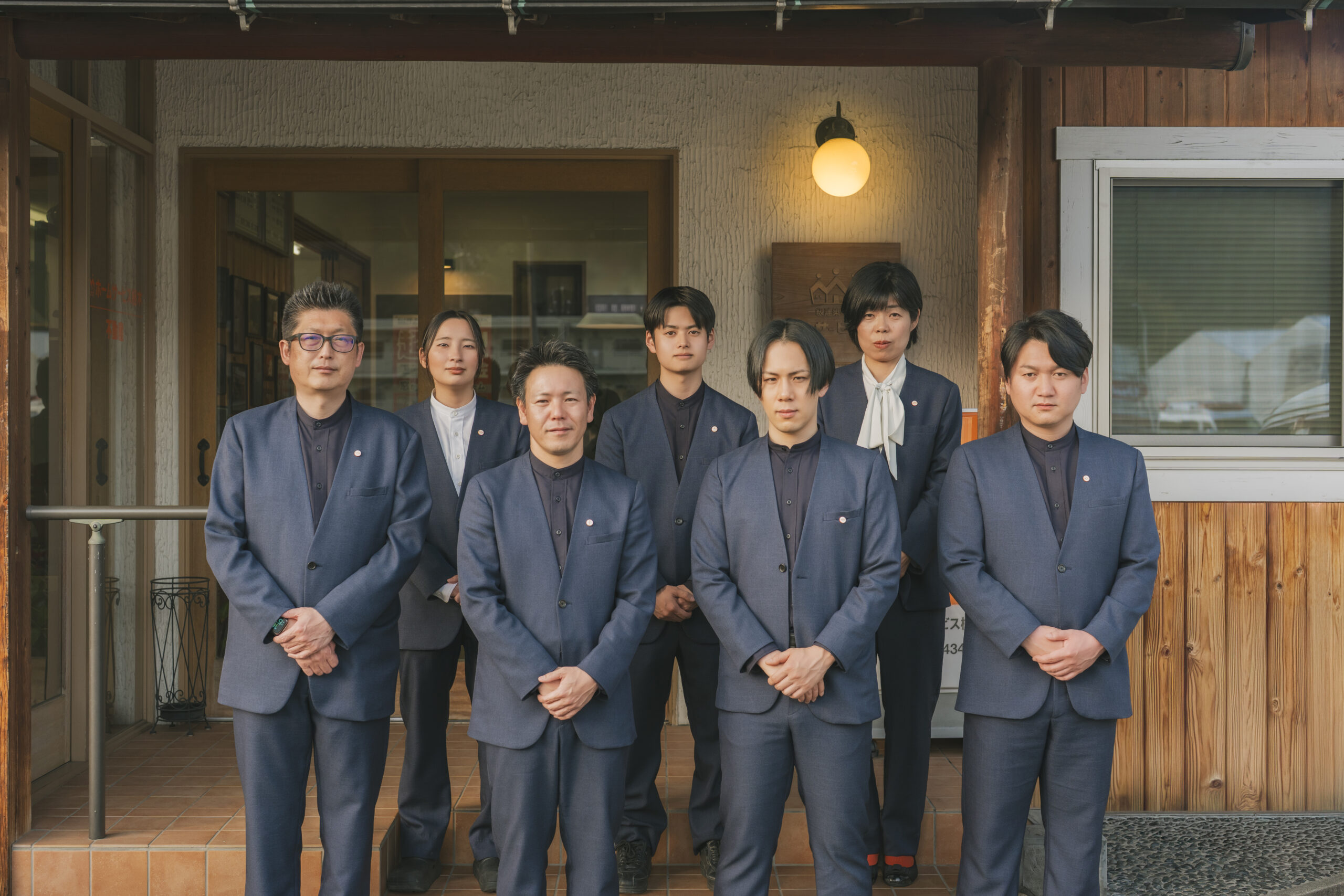 統一されたユニフォームを着用したスタッフ