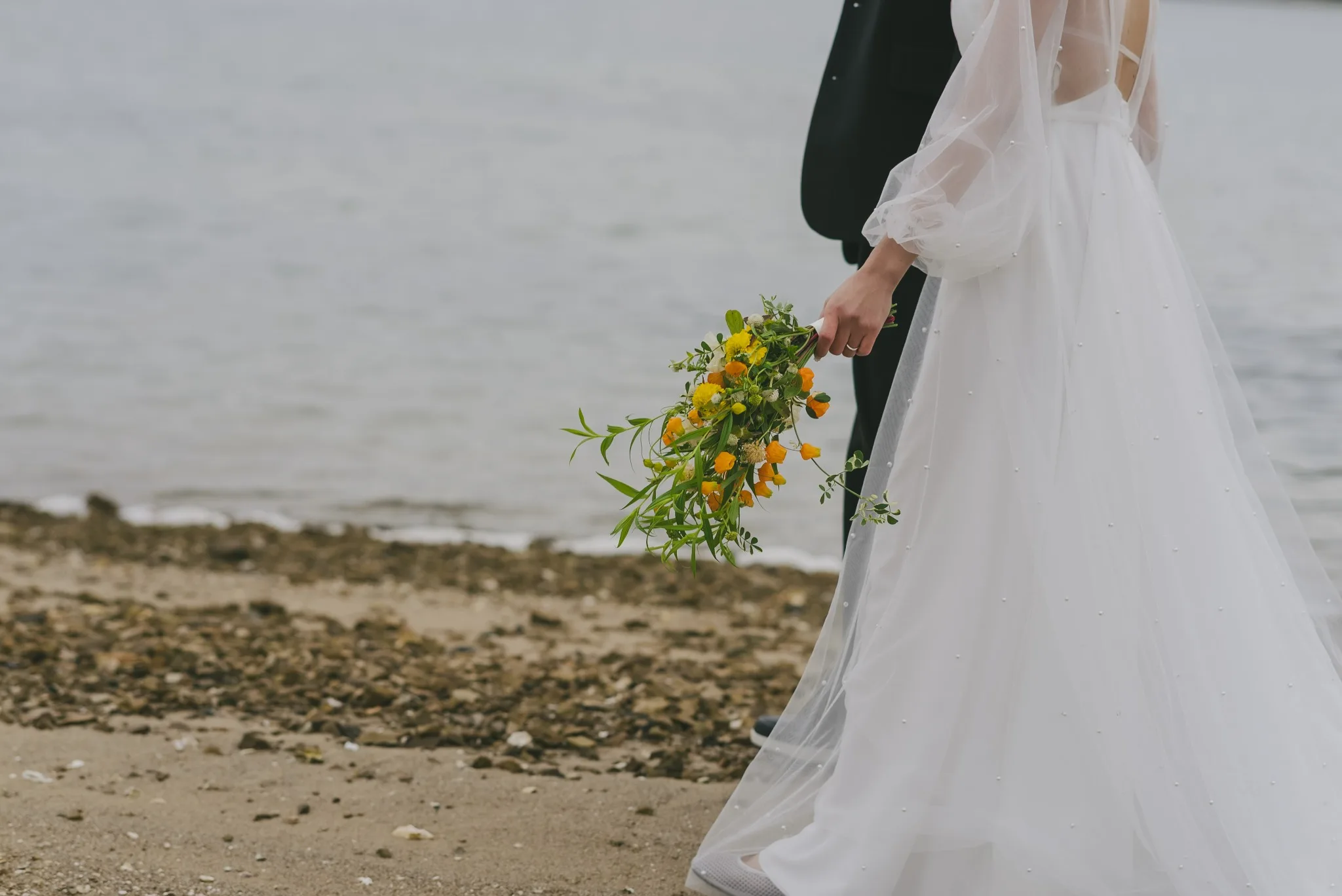 海辺の余白とドレスの質感を生かした結婚式前撮り