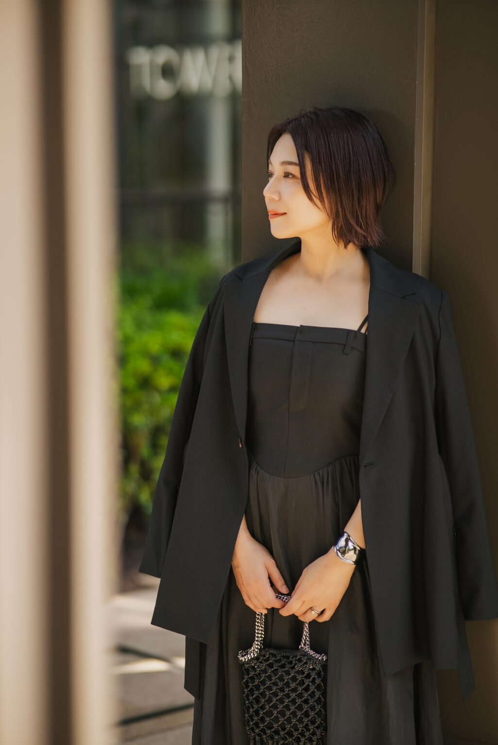 黒のスタイリングで静かな強さを表現したポートレート